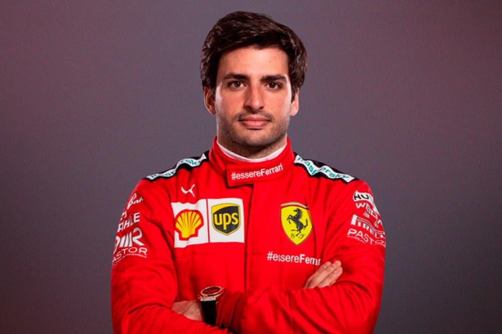Carlos Sáinz en el podio con el Ferrari F1 en Baréin