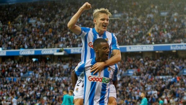 Odegaard e Isak celebran un gol con la Real Sociedad