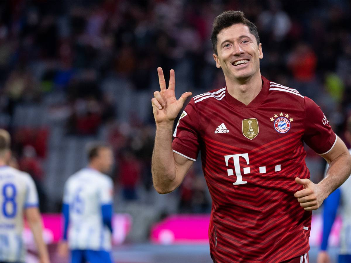 Lewandowski Barca. Lewandowski milik. Lewandowski vs milik.