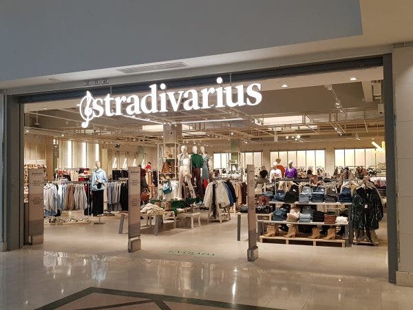 La falda de Stradivarius para lucir piernacas Ester