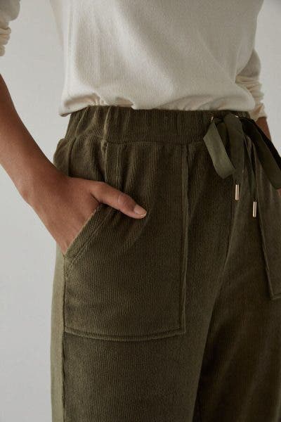 Los pantalones de Cortefiel que sorprenden por su precio y estilo