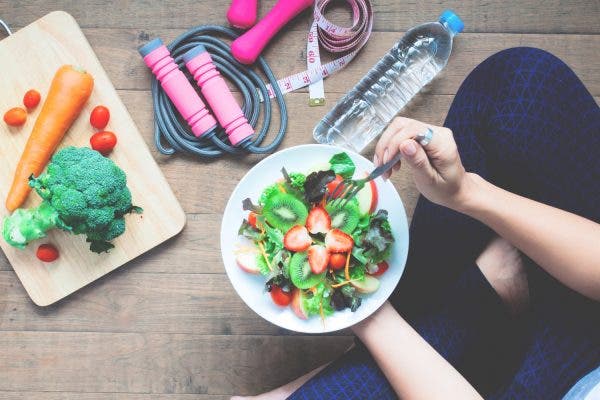 Comer bien y hacer actividad física hacen parte de los hábitos saludables que debemos implementar