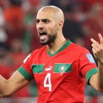 Sofyan Amrabat durante un entrenamiento con Marruecos; preocupación en el Real Betis por su lesión de tobillo.