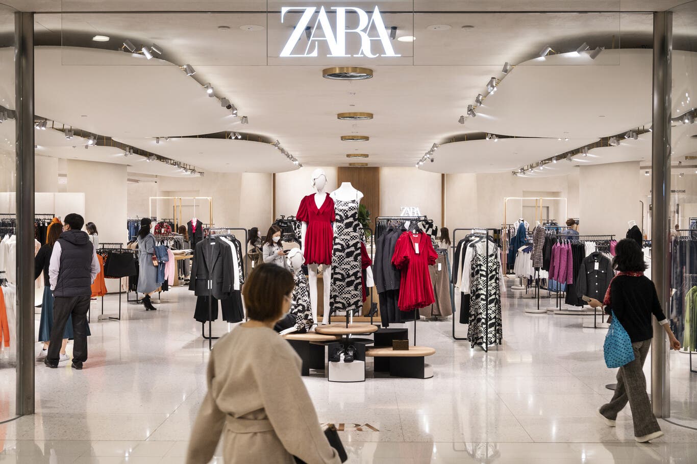 Zara: Tienda de ropa comenzará a cobrar por hacer devoluciones de