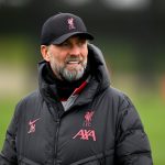 Jurgen Klopp saludando, con el escudo del Real Madrid y Vinícius Júnior de fondo.