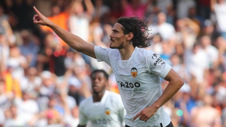 El Valencia CF tiene dudas con Cavani