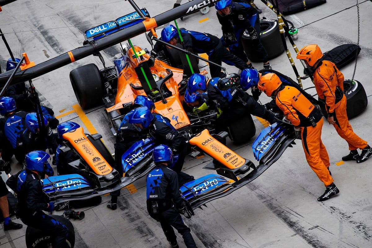 El equipo de McLaren llevando a cabo el cambio de neumáticos durante el GP de Bélgica 2023.