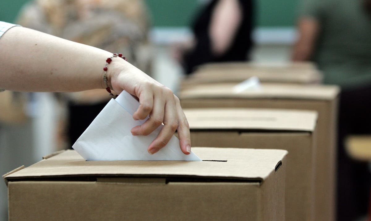 Votante ejerciendo su derecho al voto en las elecciones del 23J en Madrid