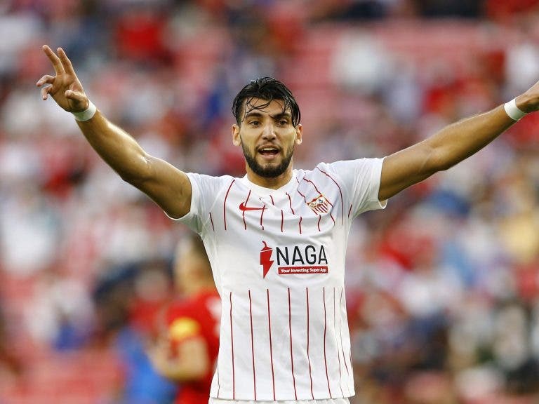 Rafa Mir encara la puerta de salida del Sevilla FC