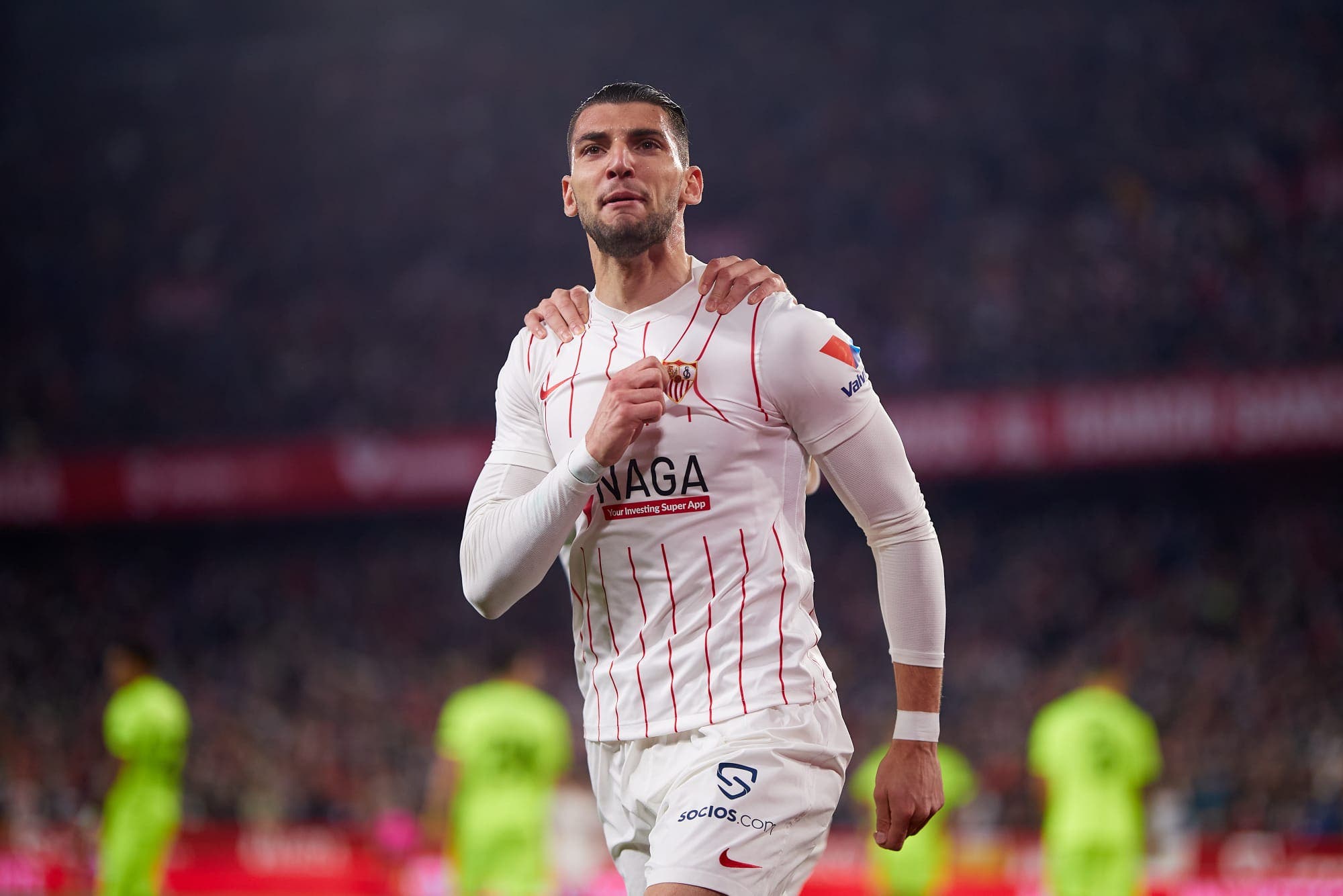 Rafa Mir encara la puerta de salida del Sevilla FC