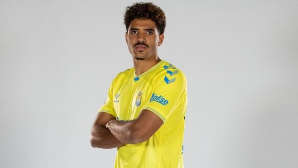 Saúl Coco vistiendo el uniforme de UD Las Palmas, destacado en el panorama del fichaje por el Sevilla FC.