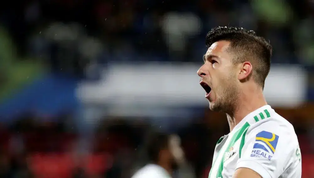 Sergio León, delantero del Valladolid, celebrando un gol en representación de su equipo.