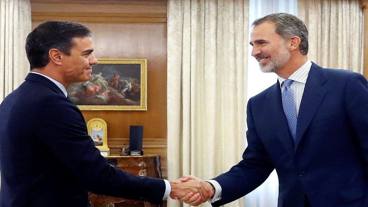Pedro Sánchez y el rey Felipe VI dándose la mano en un encuentro relacionado con la amnistía.
