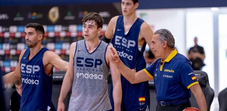 Foto de Juan Núñez, el joven talento del baloncesto español, en su primera aparición con la selección nacional.