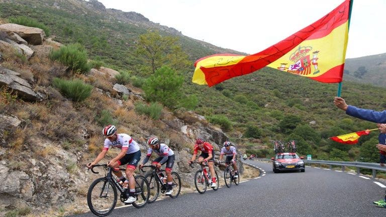Corredores maniobrando en una curva durante la Vuelta a España del año anterior.