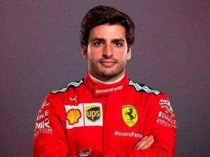 Retrato de Carlos Sainz en su indumentaria Ferrari.