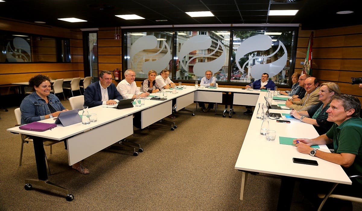 Miembros del PNV reunidos en una mesa para discutir estrategias políticas respecto a Feijóo.
