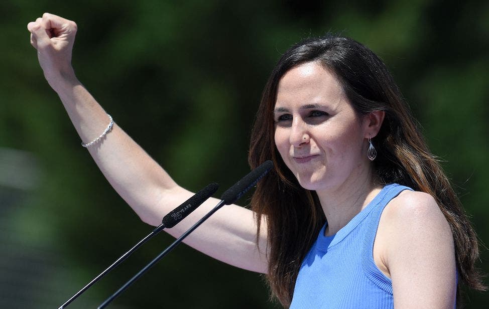 Fotografía de la ministra durante una conferencia de prensa sobre propuestas de reforma legislativa.