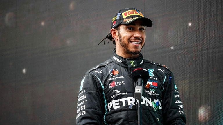 Lewis Hamilton mirando al horizonte, evocando carreras pasadas contra Hamilton Fernando Alonso.