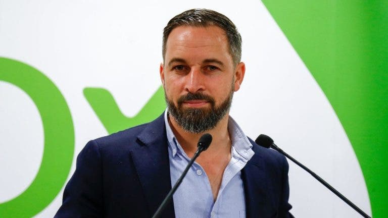 Santiago Abascal dando una conferencia en un evento político.