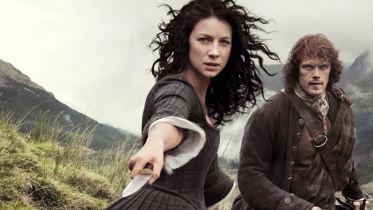 Protagonistas de Outlander Temporada 8 en una escena emotiva.