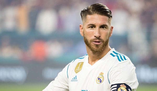 Sergio Ramos vistiendo la camiseta del Real Madrid en una imagen referencial, relacionada con su posible futuro futbolístico.