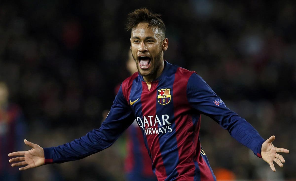 Neymar posando con el uniforme del Barcelona.