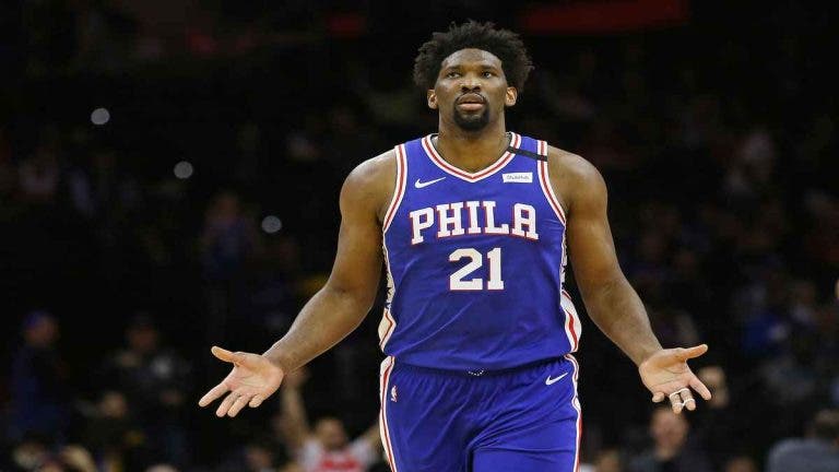 Joel Embiid en acción con su anterior equipo, mientras circulan rumores de un posible traspaso a los Knicks.