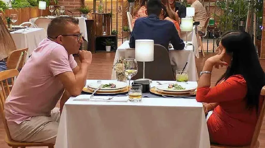 Encarna y Fernando sentados conversando en 'First Dates'.