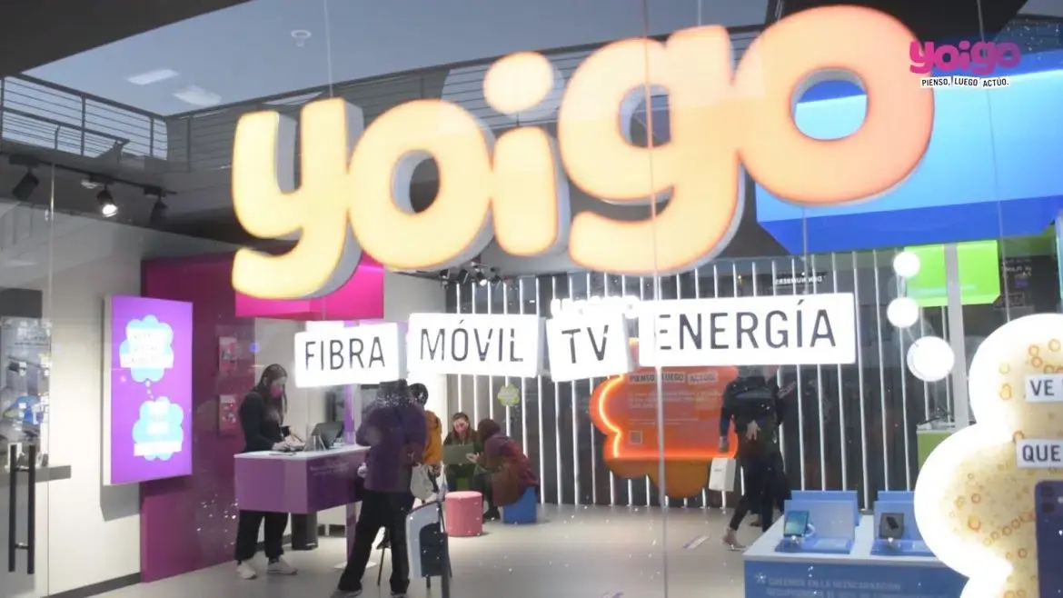 Entrada a tienda Yoigo destacando su colaboración con Netflix.