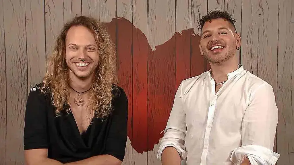 Alejandro y Mauro, drags queens, rompen prejuicios en un emocionante encuentro en 'First Dates'