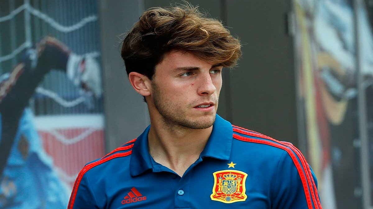 Álvaro Odriozola en uniforme de España, posible retorno a la Real Sociedad.