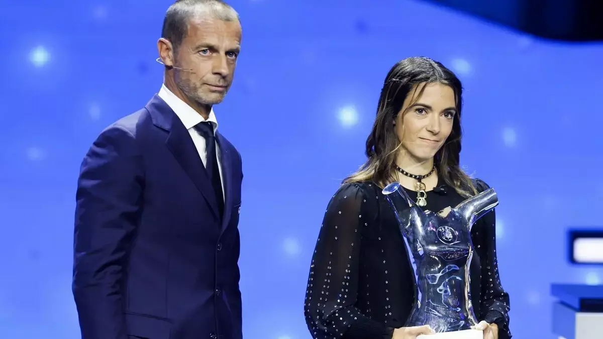 Aitana Bonmatí posa con su trofeo en el evento de la UEFA.