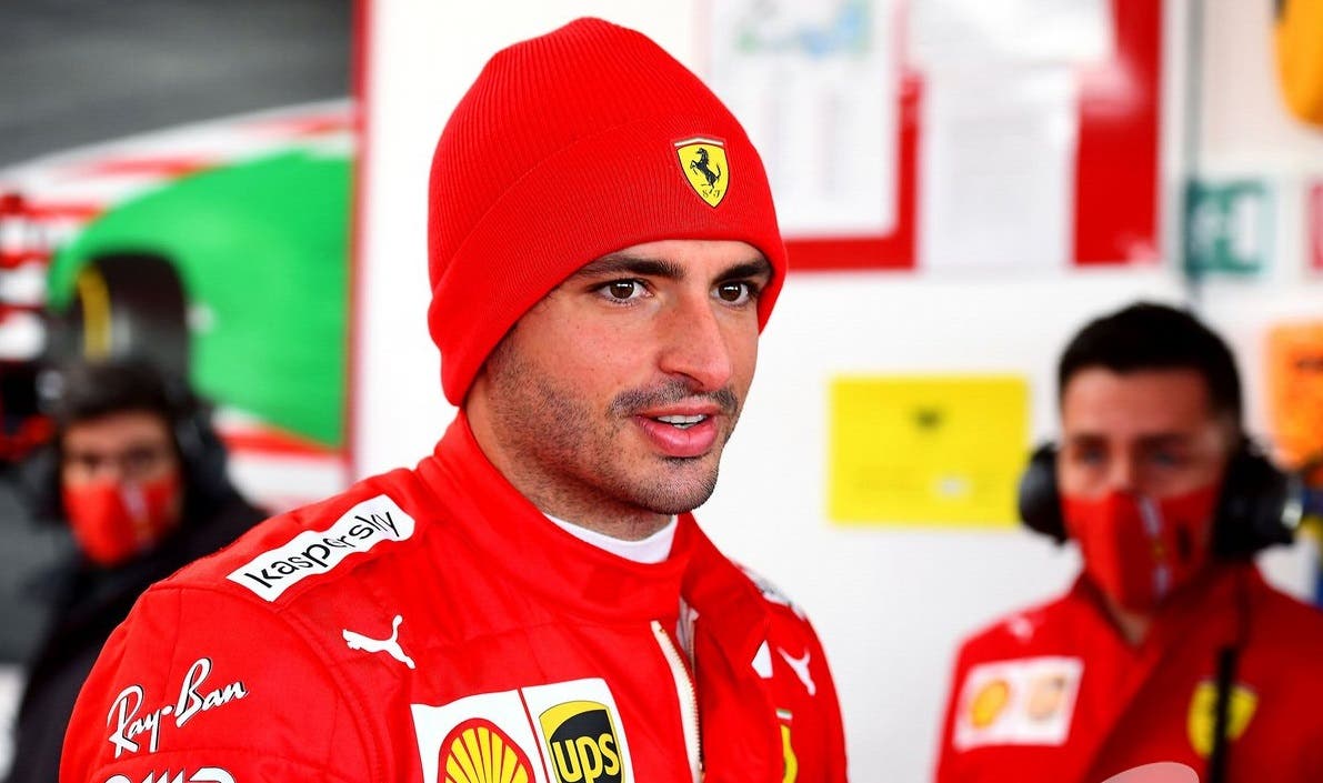 Carlos Sainz con uniforme oficial de Ferrari.