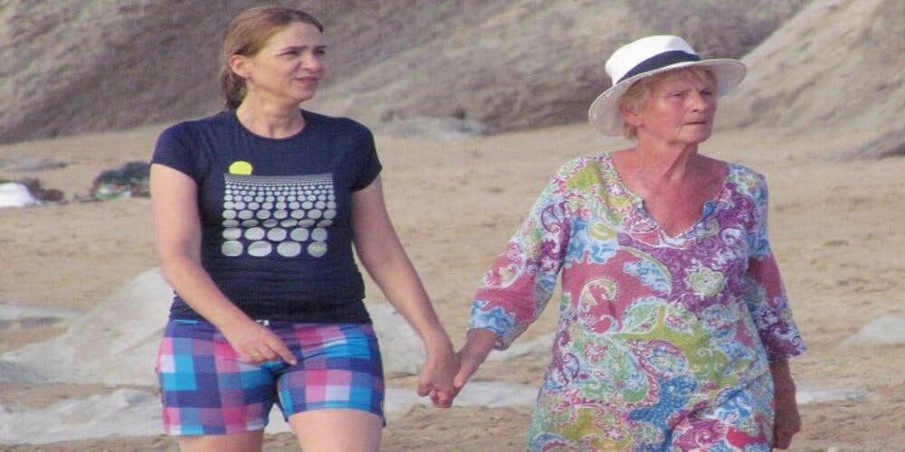 La infanta Cristina Urdangarin y su ex suegra caminando juntas en la playa.