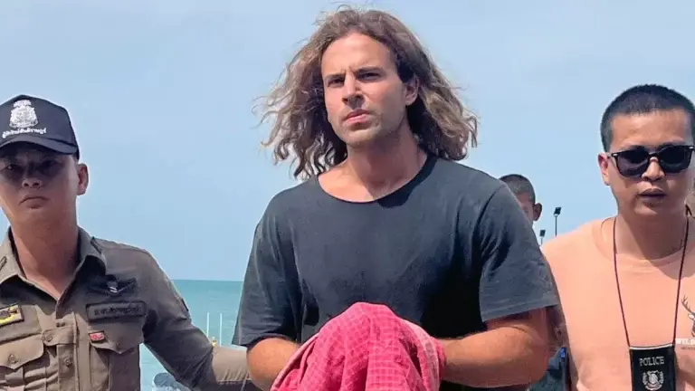 Daniel Sancho siendo arrestado en la playa.
