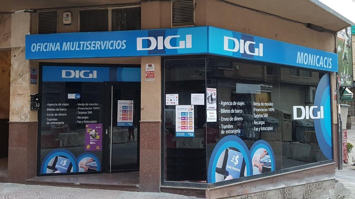 Entrada principal a una tienda Digi, mostrando la competitividad de la marca frente a Movistar y Vodafone.