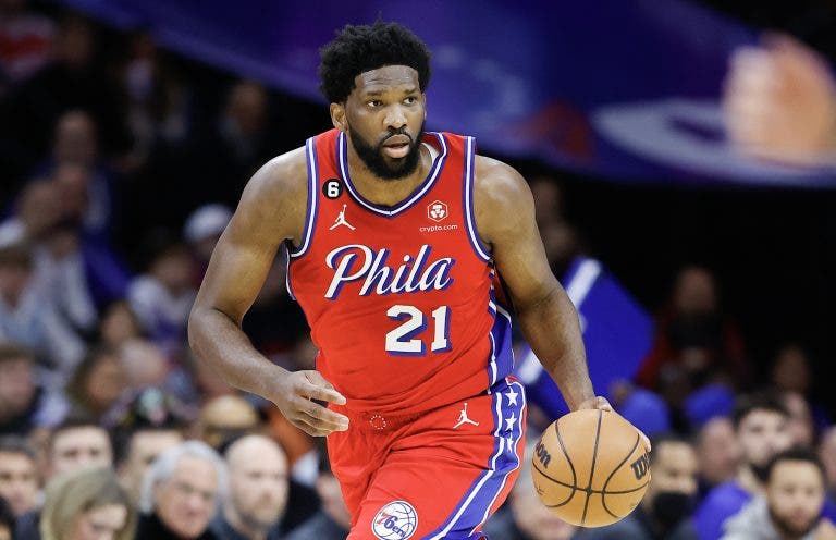 Embiid se plantea salir de los Sixers