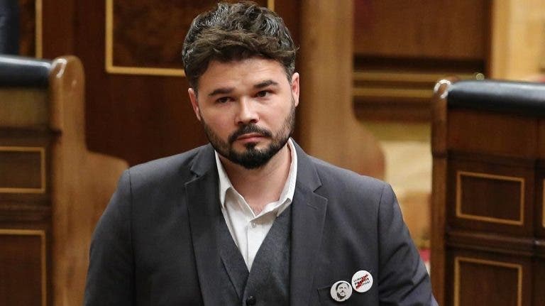 Gabriel Rufián en un momento reflexivo, relacionado con el artículo sobre su interacción con Feijóo.