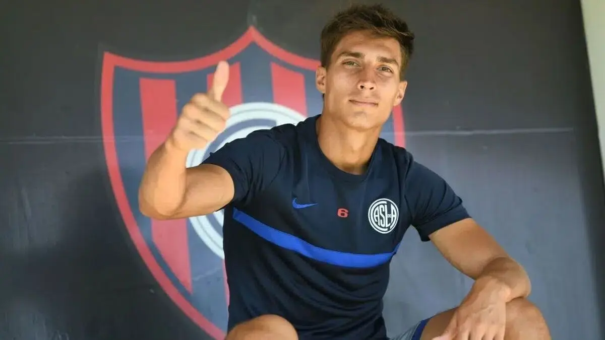 Gattoni sonriendo con la camiseta de su anterior equipo, antes de su vinculación al Sevilla.