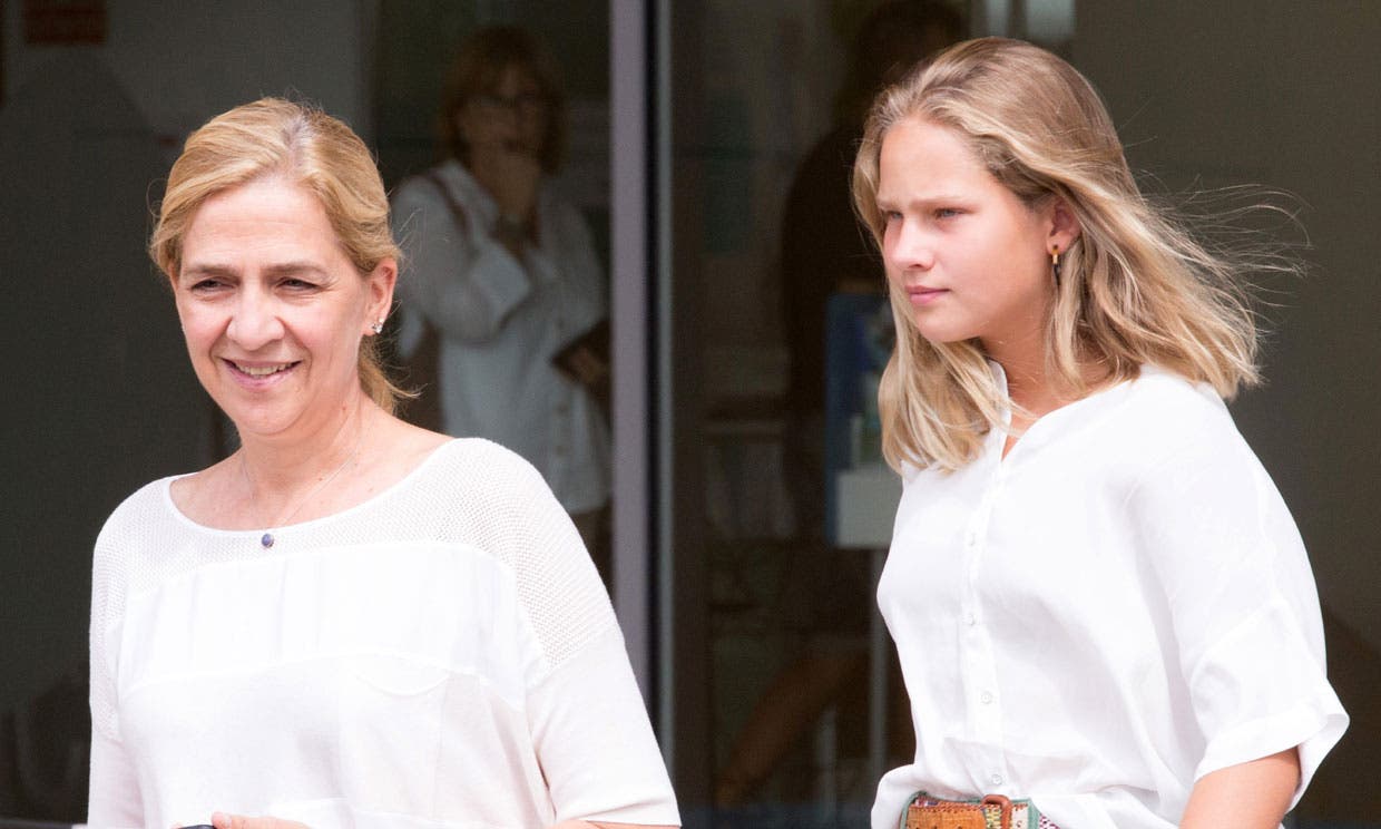 La Infanta y su hija, Irene Urdangarin, caminando juntas por la calle.