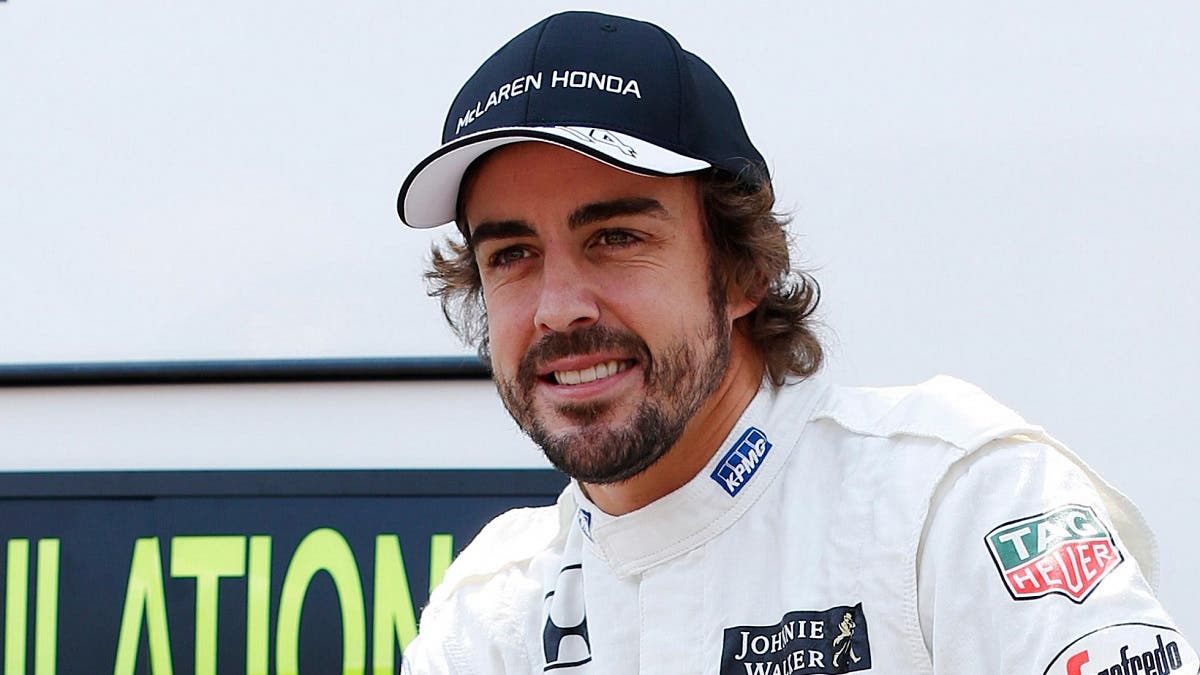 Fernando Alonso con casco de carreras, simbolizando su retirada de la Fórmula 1.