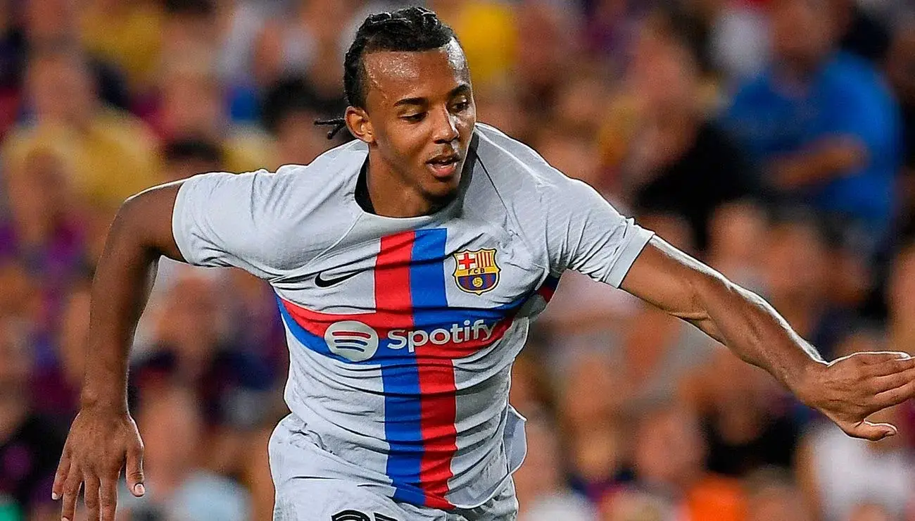 Koundé Barcelona defendiendo con determinación, luciendo con orgullo los colores del equipo catalán.