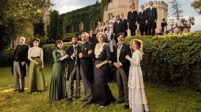 El elenco de la serie "La Promesa" de TVE posa juntos en una foto de grupo.