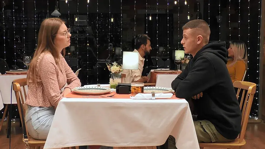 Raquel y José compartiendo mesa en su cita de "First Dates".