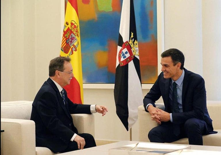 Pedro Sánchez y Juan Jesús Vivas en una conversación intensa sobre la situación política de Ceuta, evento relevante en la trayectoria política de Feijóo en Ceuta.