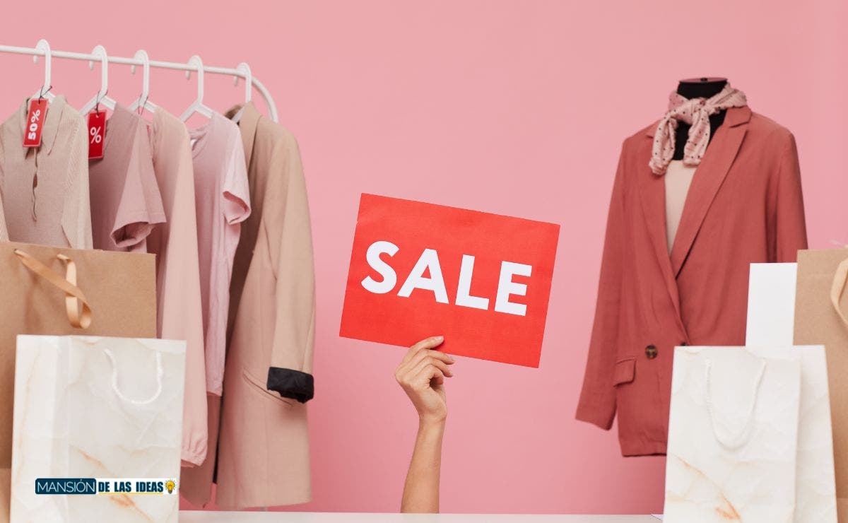 Vista de prendas de moda de Zara en rebajas con un cartel visible que indica 'Sale