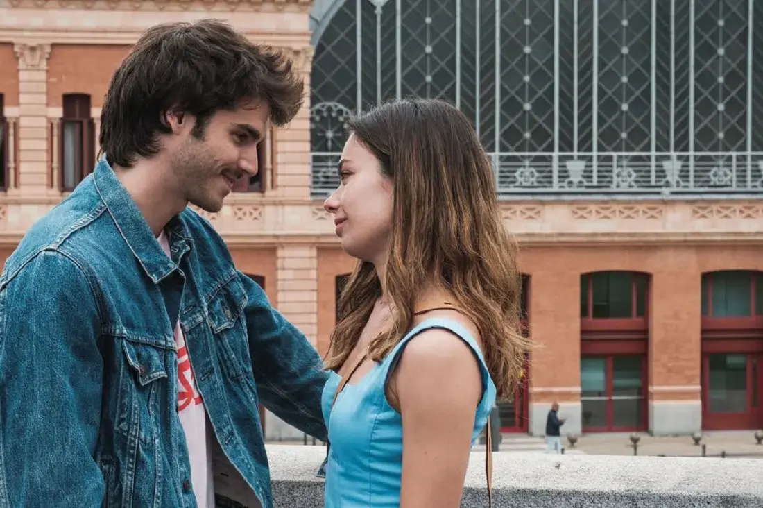 Margot y David en una escena romántica de la serie "Un cuento perfecto".