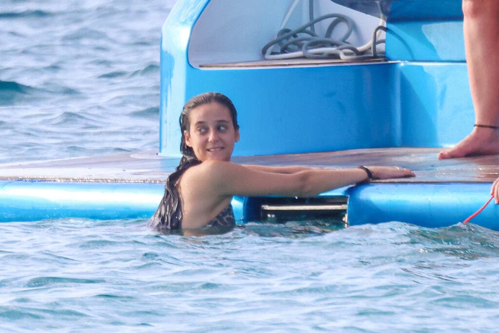 Victoria Federica nadando alegremente cerca de su yate de lujo.