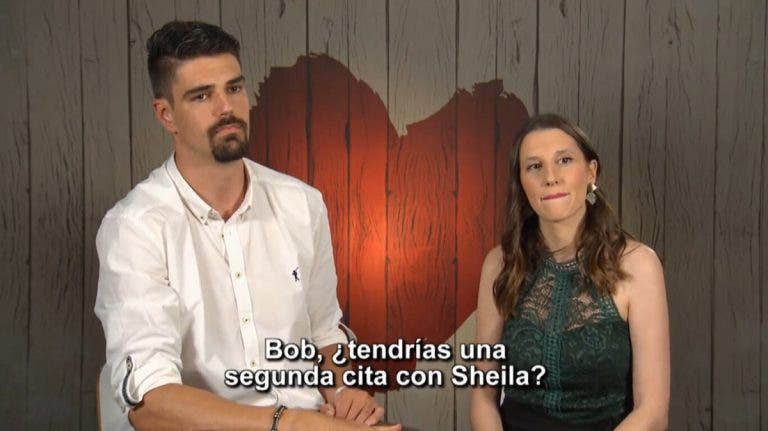 Bob y Sheila juntos en una entrevista de "First Dates", mostrando la diferencia de altura entre ambos.